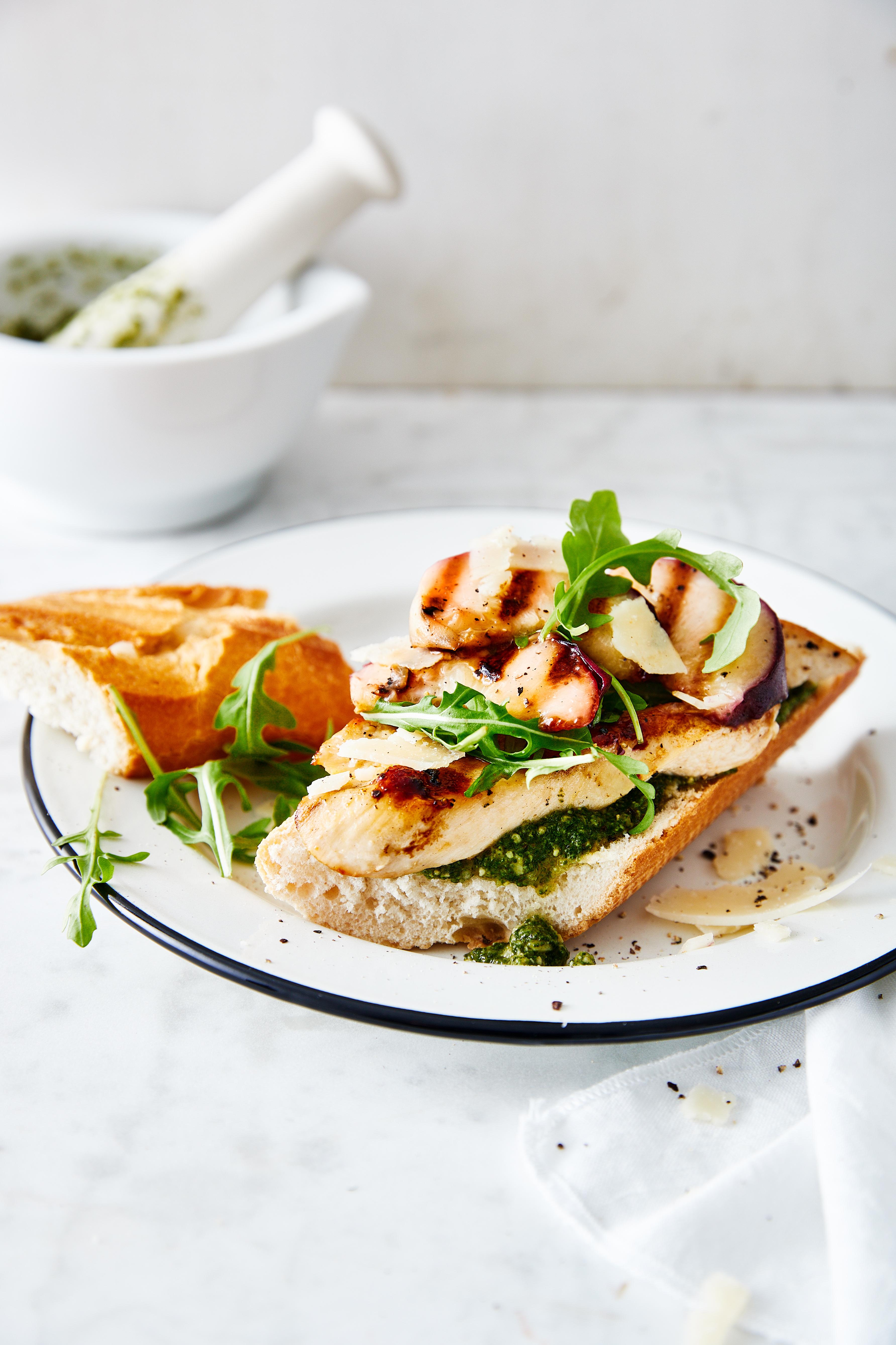 Broodje kip met perzik en pesto